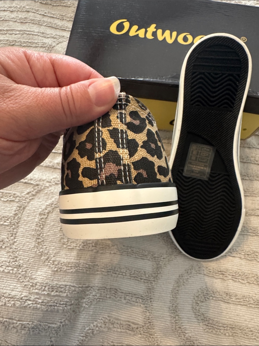 Out woods Leopard Print Low-Top Canvas Sneakers - with rhinestone laces - Picture 7 of 16